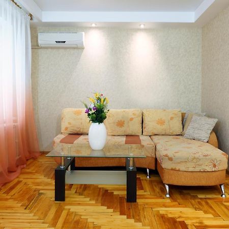 2 Rooms Semi-Luxury Apt On 39-H Nezalezhnoi Ukrаiny Street Next To The City Council Zaporizhia Exterior foto